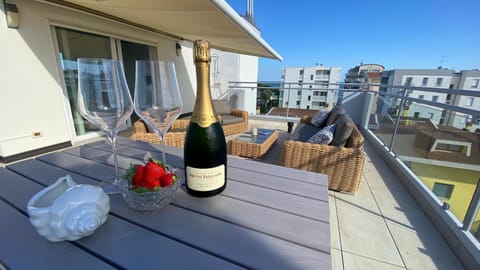 View (from property/room), Balcony/Terrace, City view