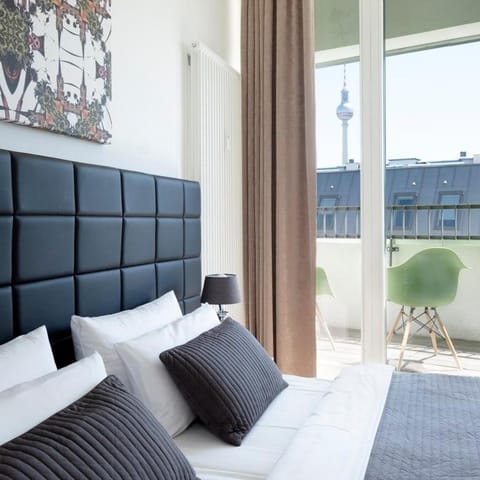 View (from property/room), Balcony/Terrace, Seating area, Bedroom