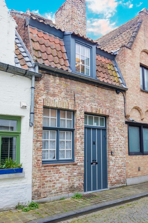 Property building, Day, Neighbourhood, Street view