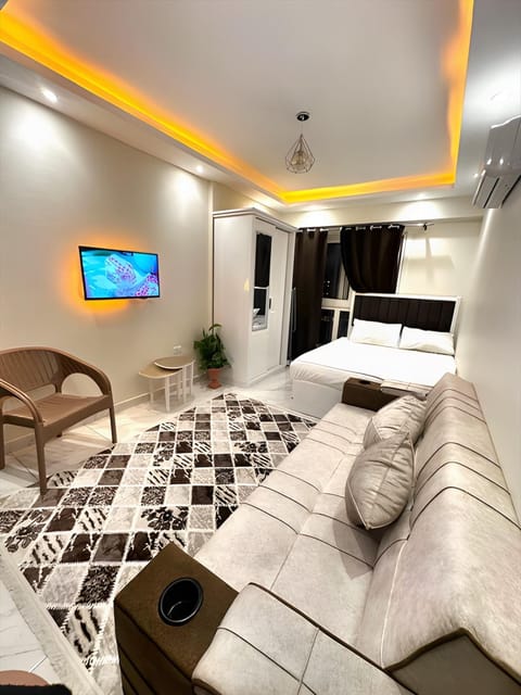 Bed, TV and multimedia, Photo of the whole room, Seating area, Bedroom