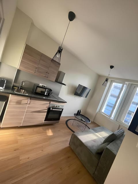 TV and multimedia, Kitchen or kitchenette, Seating area, stove