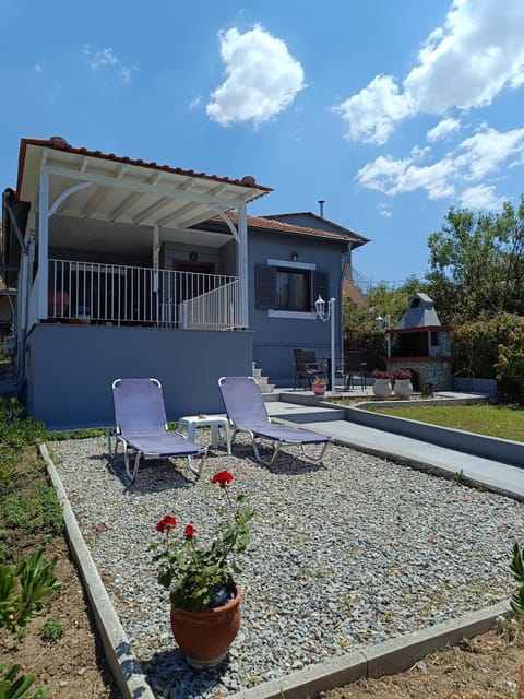 Property building, Patio, Day, Garden, Balcony/Terrace, sunbed