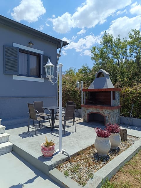 Property building, Patio, Day, Garden