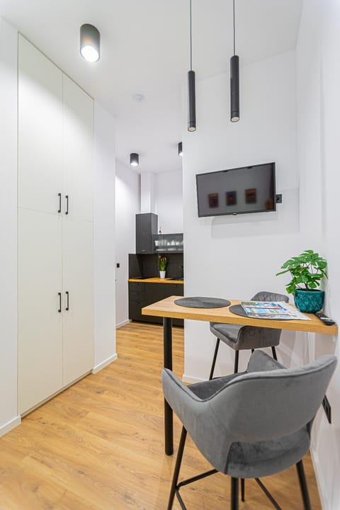 TV and multimedia, Kitchen or kitchenette, Dining area, stove