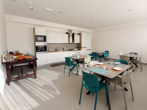 Food and drinks, Breakfast, air conditioner