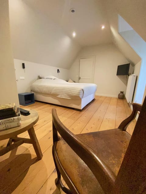 Bed, Photo of the whole room, Seating area, Bedroom