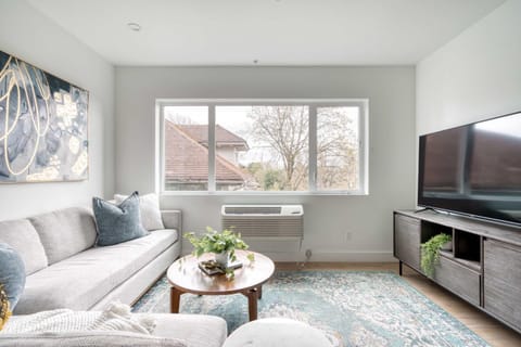 Stay Portland - The Cascadia Retreat - Luxury Home - 90 WalkScore Apartment in Portland