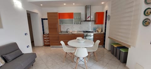 Kitchen or kitchenette, Seating area, Dining area