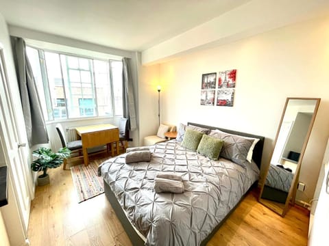 Bed, Photo of the whole room, Seating area