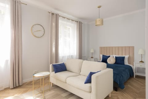Bed, Living room, Photo of the whole room, Seating area, Bedroom