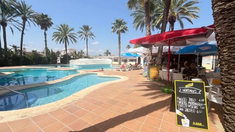 Restaurant/places to eat, Swimming pool