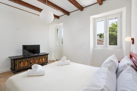 Bed, TV and multimedia, Photo of the whole room, Bedroom, towels