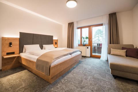 Bed, Photo of the whole room, Seating area, Bedroom