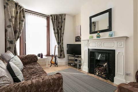 Comfy Home King Size Bed close to Asda & Sefton Park, Very Fast WIFI! House in Liverpool