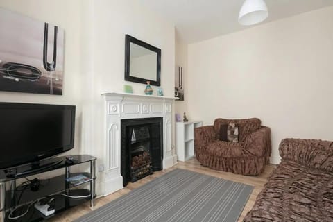 Comfy Home King Size Bed close to Asda & Sefton Park, Very Fast WIFI! House in Liverpool