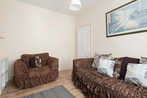 Comfy Home King Size Bed close to Asda & Sefton Park, Very Fast WIFI! House in Liverpool
