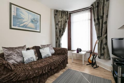 Comfy Home King Size Bed close to Asda & Sefton Park, Very Fast WIFI! House in Liverpool