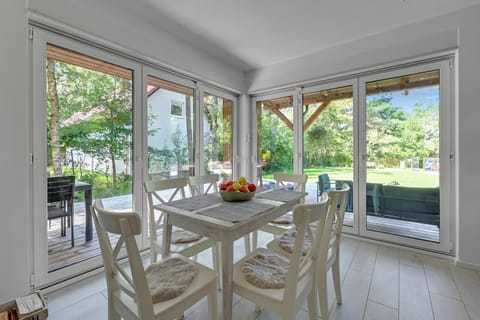 Patio, Garden, View (from property/room), Balcony/Terrace, Living room, Seating area, Dining area, Garden view