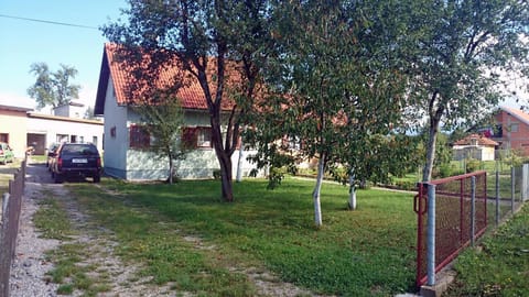 Property building, Facade/entrance, Garden