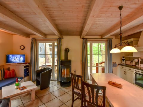 Communal lounge/ TV room, TV and multimedia, Kitchen or kitchenette, Seating area, Dining area