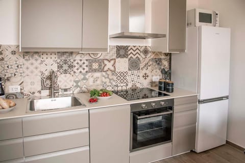 Kitchen or kitchenette, dishwasher, oven