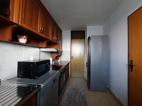 Kitchen or kitchenette, minibar, oven, stove