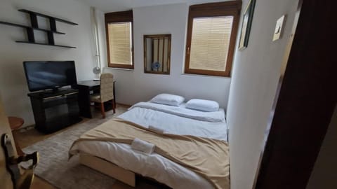 Bed, TV and multimedia, Photo of the whole room, Evening entertainment, Bedroom, towels