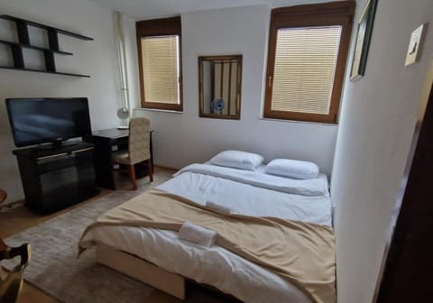 Bed, TV and multimedia, Photo of the whole room, Evening entertainment, Bedroom, towels