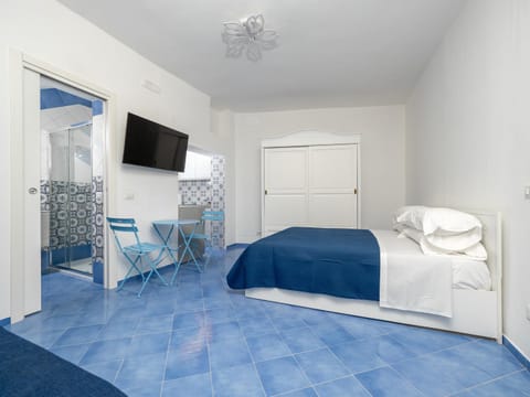 Bed, Bathroom, TV and multimedia, Bedroom
