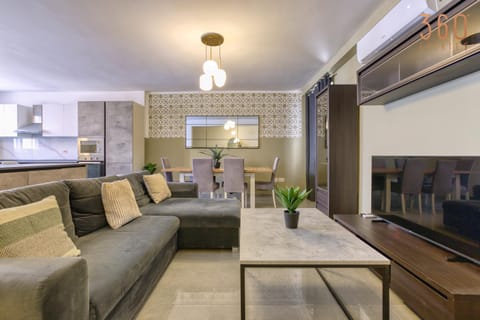 TV and multimedia, Kitchen or kitchenette, Living room, Seating area, Dining area