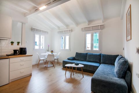 Kitchen or kitchenette, Living room, Decorative detail, Seating area, Dining area