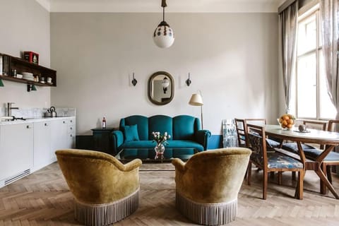 Kitchen or kitchenette, Living room, Seating area, Dining area