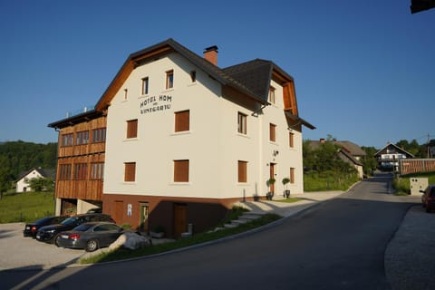 Property building, Day, Neighbourhood, Street view, Parking