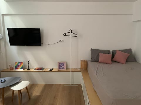 Bed, TV and multimedia, Photo of the whole room, Seating area, Evening entertainment, Bedroom