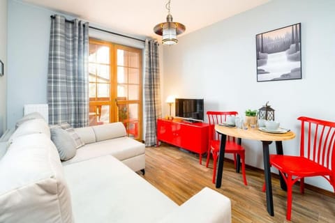 TV and multimedia, Kitchen or kitchenette, Living room, Seating area, Dining area
