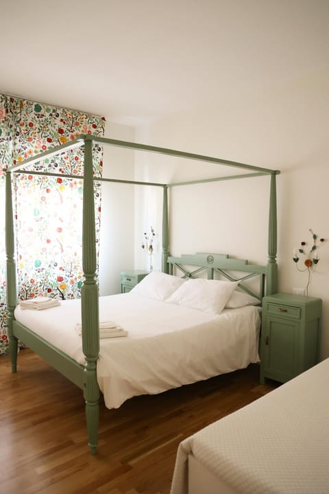 Bed, Photo of the whole room, Bedroom, bunk bed