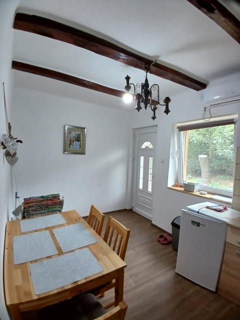 Kitchen or kitchenette, Dining area