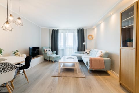Bed, TV and multimedia, Living room, Photo of the whole room, Seating area, Dining area