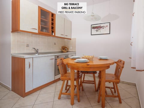 Kitchen or kitchenette, Dining area, dishwasher, pet friendly, stove