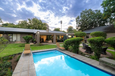 Property building, Patio, Day, Garden, Garden, Seating area, Garden view, Pool view, Swimming pool, Breakfast