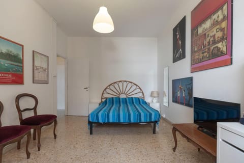 Bed, TV and multimedia, Bedroom