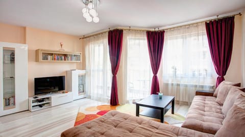 Communal lounge/ TV room, TV and multimedia, Living room, Seating area, Dining area, Evening entertainment