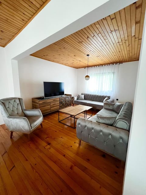 Domacinstvo Paprica Tjentiste House in Montenegro