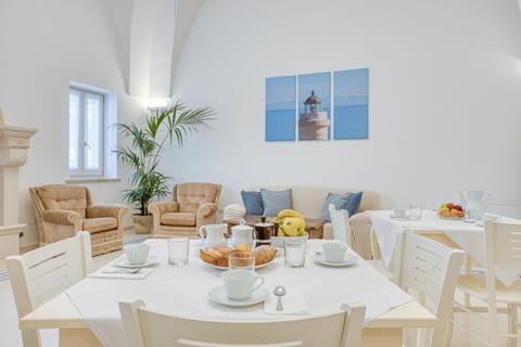 Seating area, Breakfast