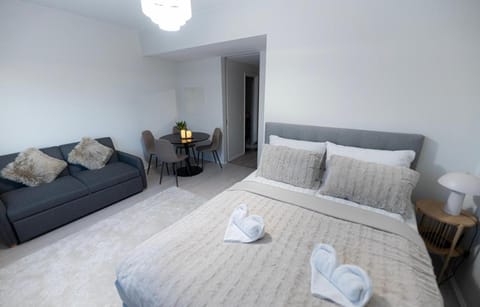 Bed, Living room, Photo of the whole room, Seating area, Bedroom, towels