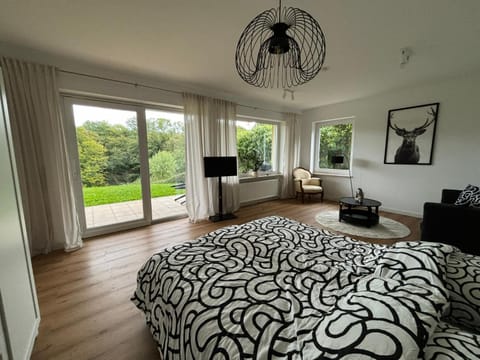 Bed, TV and multimedia, Living room, Photo of the whole room