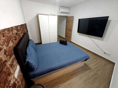 Bed, TV and multimedia, Bedroom, air conditioner