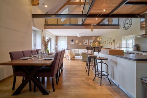 Kitchen or kitchenette, Living room, Seating area, Dining area