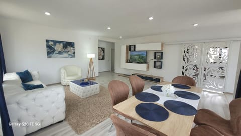 TV and multimedia, Living room, Decorative detail, Seating area, Dining area