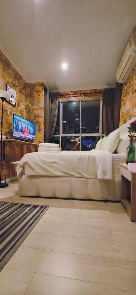 Bed, TV and multimedia, Living room, Photo of the whole room, Seating area, Bedroom, air conditioner